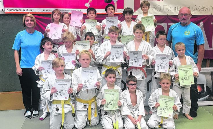 Die stolzen Medaillengewinner mit Trainerin Judith Pisarova und Trainer Günther Brandtner.