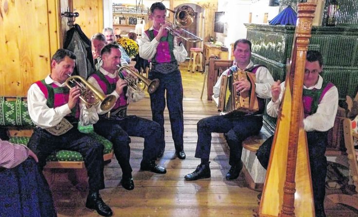 Franz Posch und seine Innbrüggler unterhielten die Geburtstagsfestgäste. Foto: Hoamat