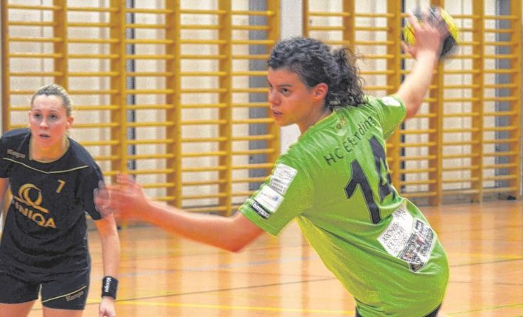Regina Gabeder bei einem 7-Meter-Strafwurf