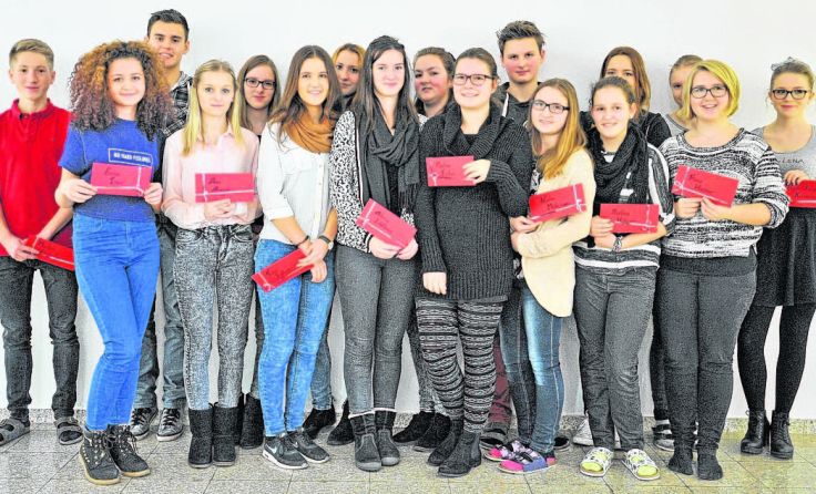 Die Schüler mit einem ausgezeichneten Erfolg erhielten einen Gutschein. 