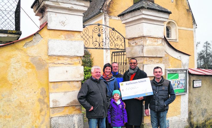 Spendenübergabe an Pfarrer Paulinus