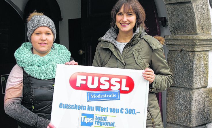 Gewinnerin Karin Grünbacher (l.) mit Tips-Redakteurin Nora Heindl 