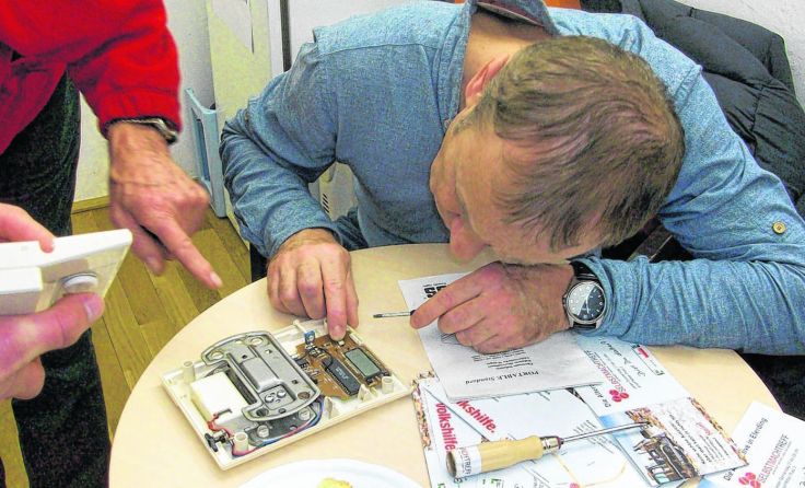 Gemeinsam wird so lange getüftelt, bis das Gerät im besten Fall wieder funktioniert. Foto: Ettl