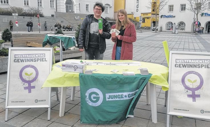 Am Kirchenplatz machten die Jungen Grünen auf den Frauentag aufmerksam.