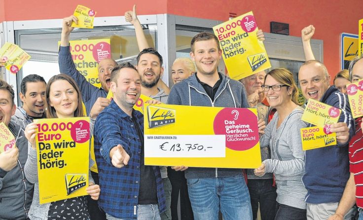 Das Life-Radio-Team freut sich mit Marcel (mit Scheck). Foto: Leitner/Life Radio