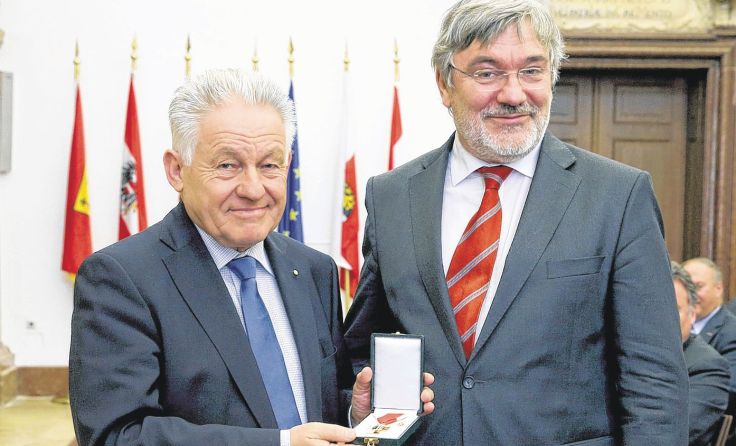 Landeshauptmann Josef Pühringer ehrt Werner Hanisch. Foto: Land OÖ/Kauder