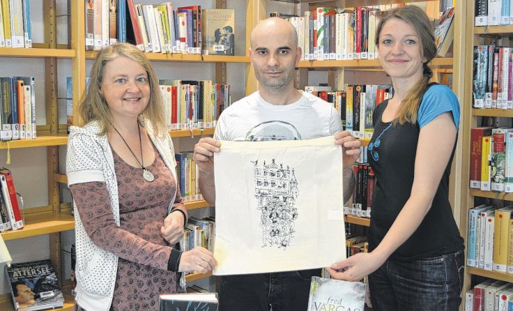 Esmaeil Adollahpouri hat die Taschen für die Bücherei geschneidert.