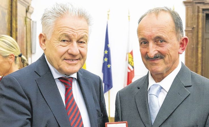 Landeshauptmann Josef Pühringer (l.) und der Geehrte Georg Hofmann. Foto: Land OÖ/Kraml