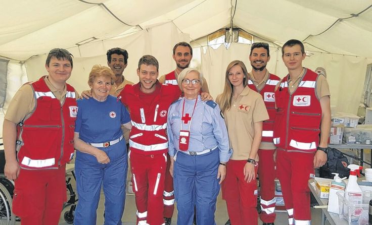 Das Rot-Kreuz-Team in Idomeni mit Lisa Renauer (3. v. r.). Foto: ÖRK Eferding