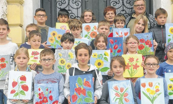 Die Schüler der 4b Klasse mit den beiden Künstlern