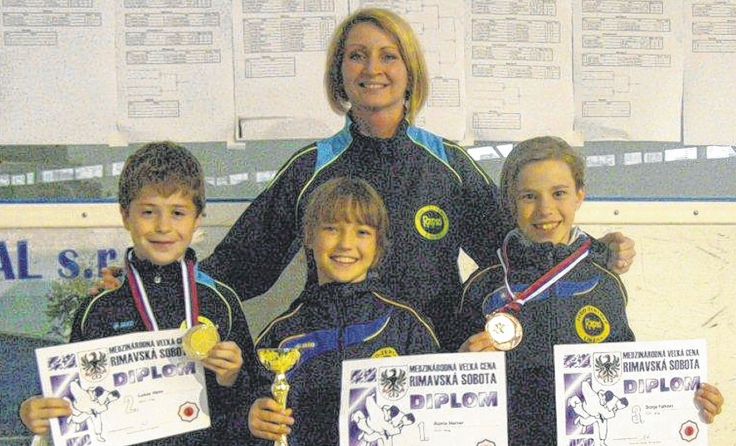 Lukas Haim, Ronja Harrer und Sonja Falkner (v. l.) mit Trainerin Judit Pisarova 