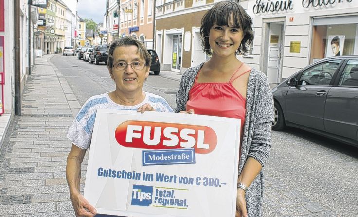 Die glückliche Gewinnerin Rosa Steindl (l.) mit Tips-Redakteurin Nora Heindl