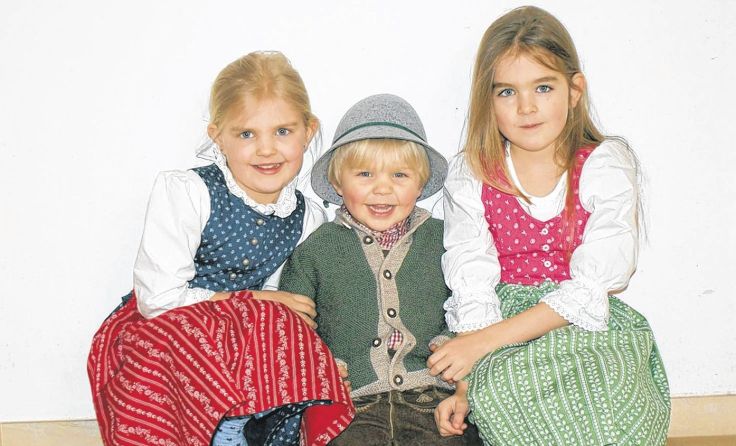 Freudiges Warten auf den Dirndlsonntag. Foto: Schaunberger Trachtengruppe