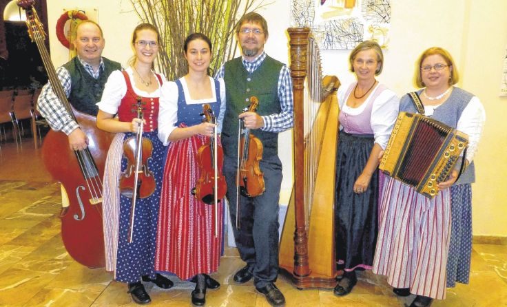 Friedrun Kolar-Plakolm (2. v. r.) und die Wechselbassmusikanten laden zum Mitsingen ein. 