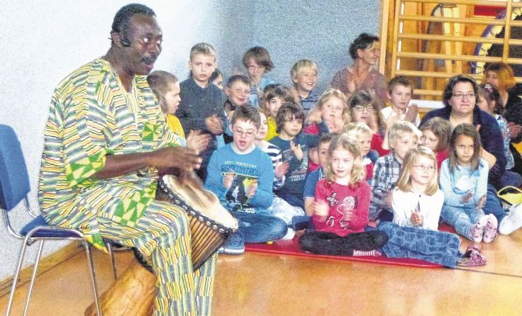 Mit Trommelwirbel wurde die neue Schulbibliothek feierlich eröffnet. 