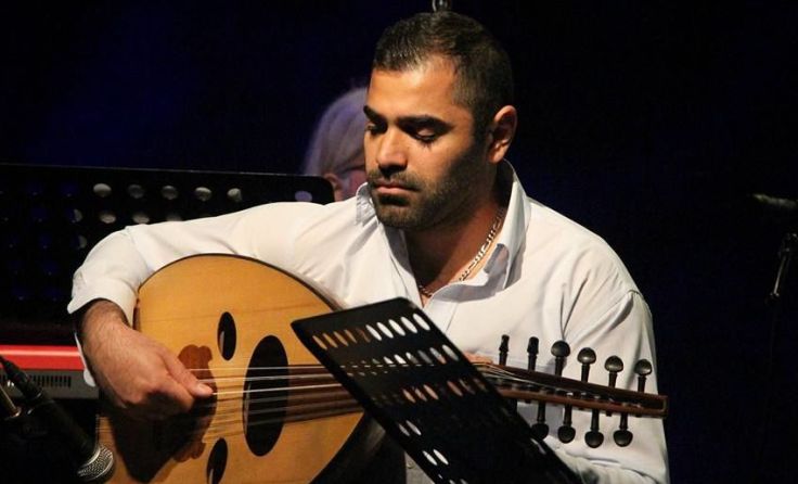 Orwa spielt auf seiner Oud. Foto: Privat