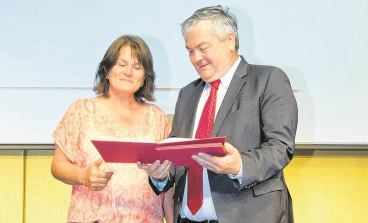 Sabine Ameshofer mit ÖGB-Landesvorsitzenden Johann Kalliauer. Foto: cityfoto.at/Simlinger