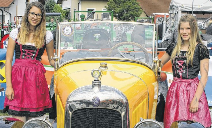 Julia und Verene können sich auch schon für Oldtimer begeistern. Foto: Wahlmüller