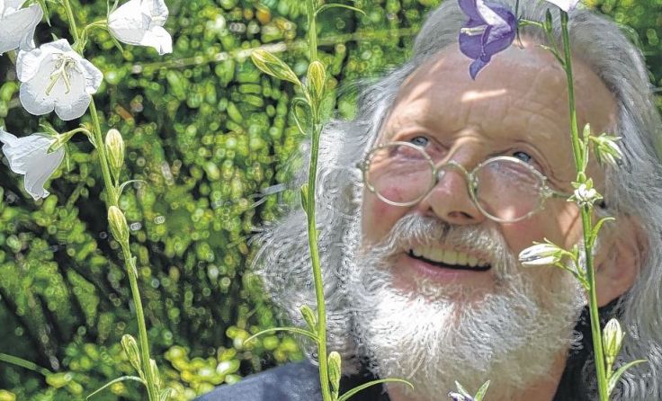 Hans Gessl leutet mit den Aloisius Glöckerl den Sommer ein. 