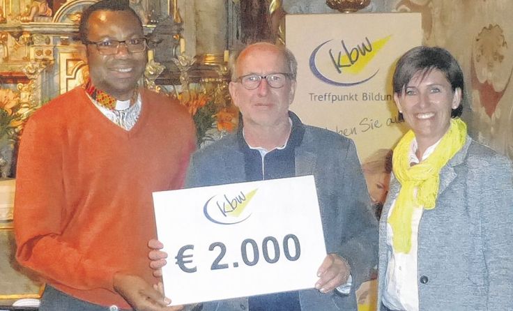 Spendenübergabe: Pfarrer Paulinus Anaedu, Willi Fleischberger und Romana Neißl (v. l.) Foto:KBW