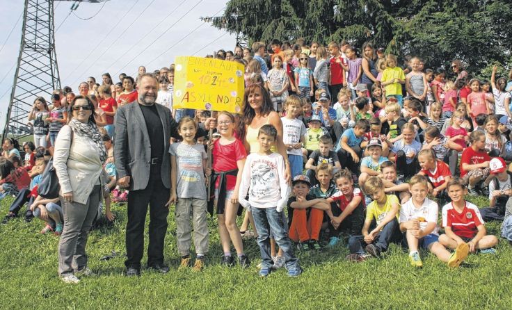 Spendenübergabe an den Bezirksleiter des Jugendrotkreuzes August Neubacher. Foto: NeuAug