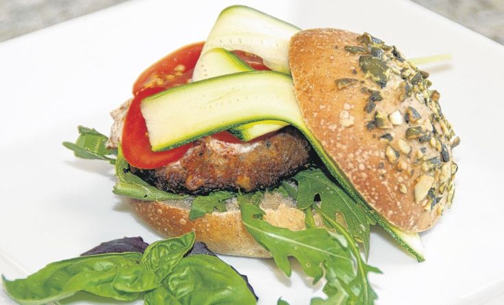 Gesund und lecker: Ein Räucherfisch-Topfen-Burger