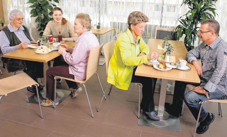 Ein Cafe in einem Pflegeheim ist ein beliebter Treffpunkt für alle Altersklassen. 