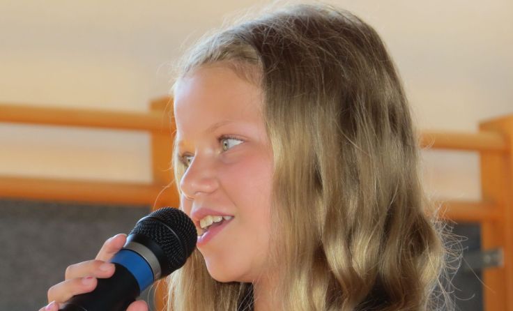 Theresa begeisterte mit einem Lied.