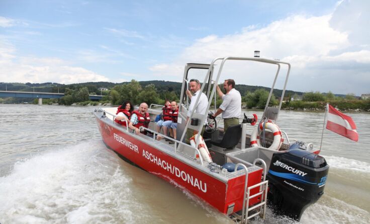 Mit dem Feuerwehrboot ging es über die Donauwellen. Foto: FF Aschach/Charwat