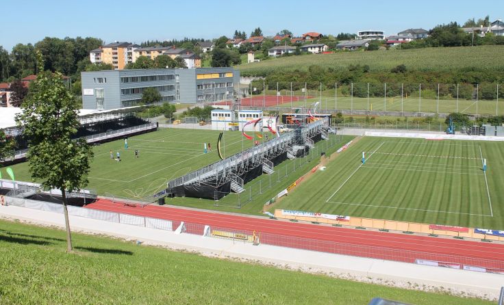 Die beiden Spielfelder sind bereit. Die EM kann losgehen. Foto: Heindl
