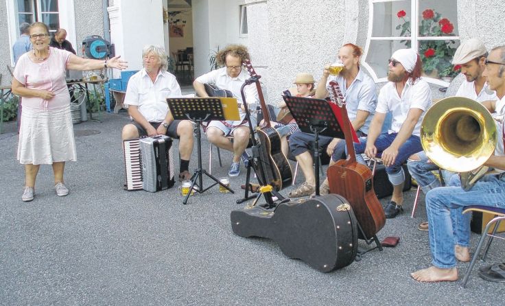 SB-Obfrau Marianne Prechtl dankt der Band Geriatrix für die flotte Unterhaltung.