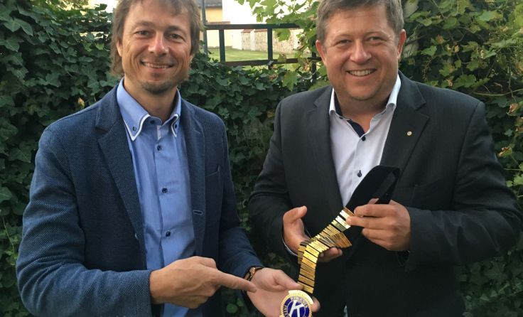 Kiwanis Club Präsident Hannes Leblhuber (r.) mit seinem Vorgänger Günter Maier. Foto: Wier PR