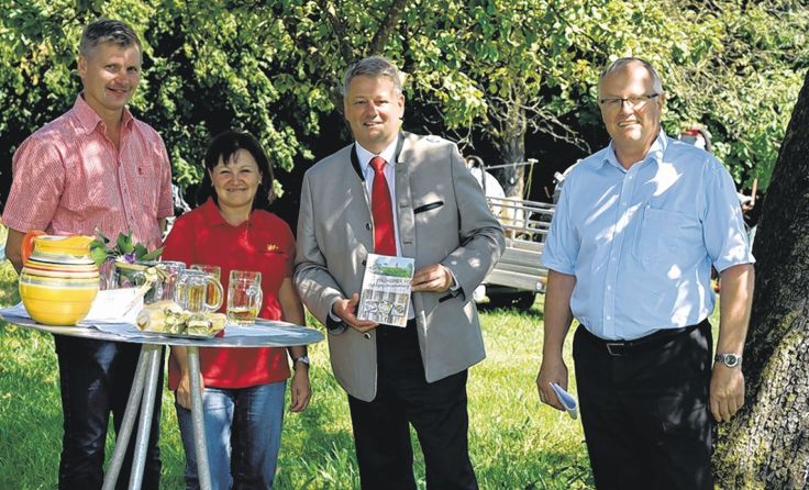 BM Andrä Rupprechter (2. v. r.) hörte sich die Sorgen der Landwirte an.