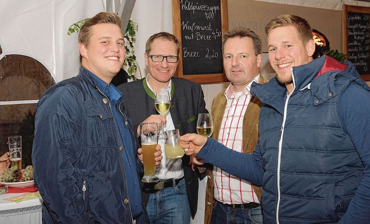 Sebastian Wolfram, Leopold Hofinger, Bgm. Martin Dammayr und Felix Halder (v. l.) Foto: Pointinger
