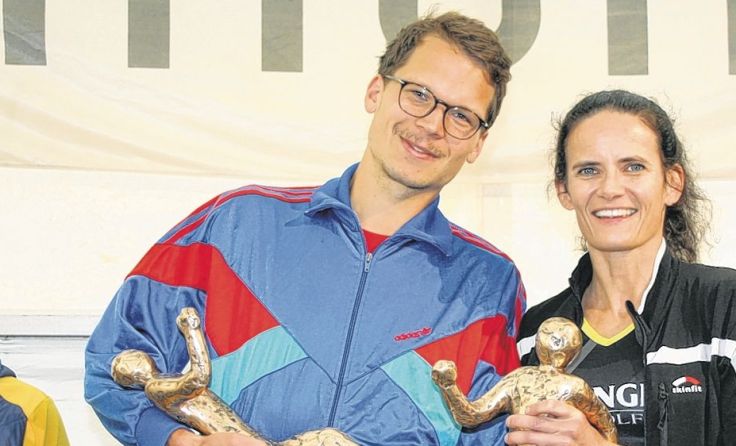 Die Halbmarathon-Sieger Raphael Holzinger und Anita Weissinger-Lusenberger. Foto: Schlösserlauf