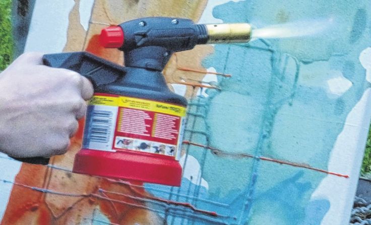 Mittels Lötlampen wurden die Wachskunstwerke zur Vollendung gebracht. 