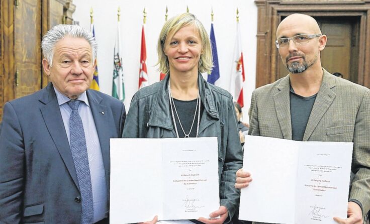 LH Josef Pühringer (l.) mit Manuela und Wolf Grossruck. Foto: Land OÖ/Stinglmayr