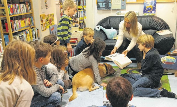 Zuletzt nahm Psychologin Astrid Schmidl mit Hündin Ashley am VorLeseSofa Platz.