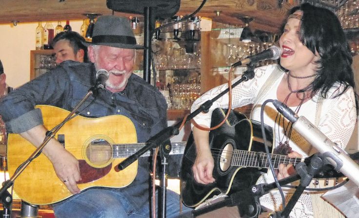 Sassy und ihre Band Come Together geben Country und Blues zum Besten. 