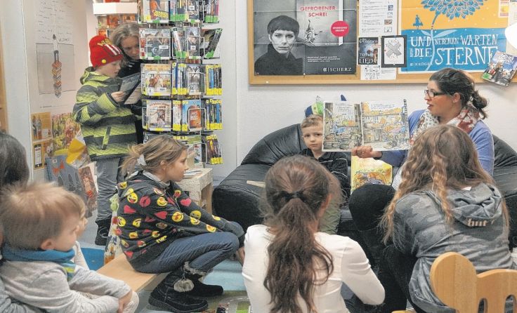 In Deutsch und Englisch las Tara Schmidl aus „Winnie the witch“ vor. 