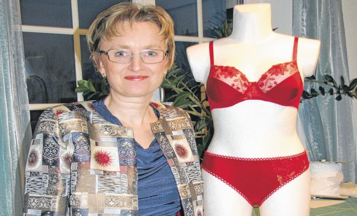 Monika Lackner zeigt, wie man BHs und Slips selber nähen kann. Foto: Heindl