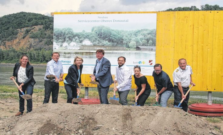 Der Spatenstich in Aschach für das neue Servicecenter Oberes Donautal ist gesetzt. Foto: Heindl 