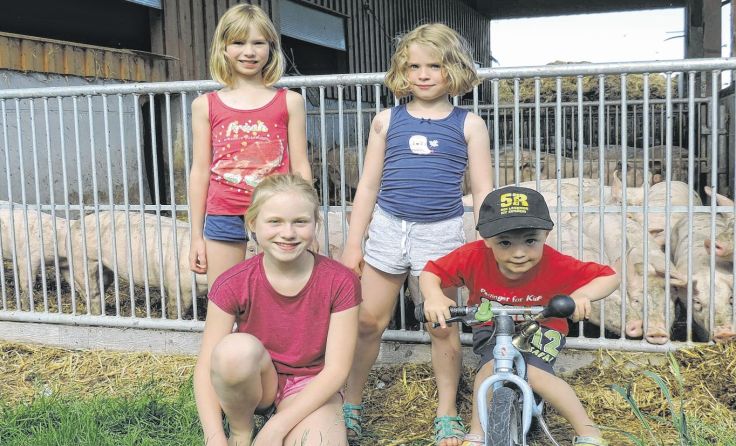 Die Kinder vom Burgschattenhof beim Schweinestall Foto: Burgschattenhof