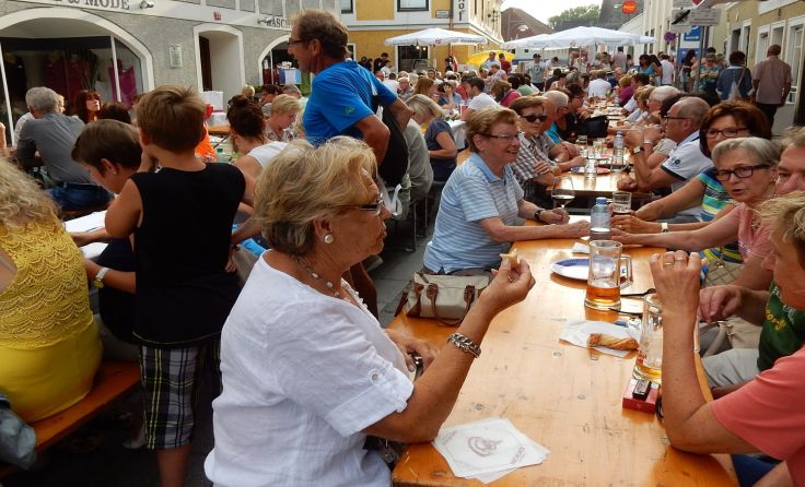 Das Sommerfest lädt zum gemütlichen Stelldichein in der Schmiedstraße. Foto: Birgit Rauscher