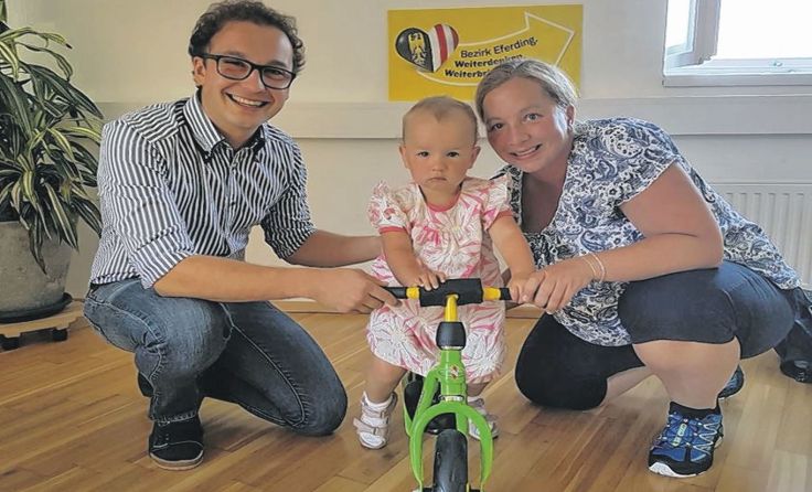 OÖVP Bezirksgeschäftsführer Christoph Knierzinger mit Familie Hartlmayr Foto: OÖVP Eferding