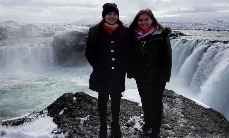 Claudia und Ines vor dem Godafoss, einem der bekanntesten Wasserfälle Islands.