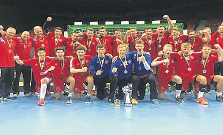 Die jubelnde NM2000 mit David Zwicklhuber (vorne 4. v. r.) Foto: ÖHB
