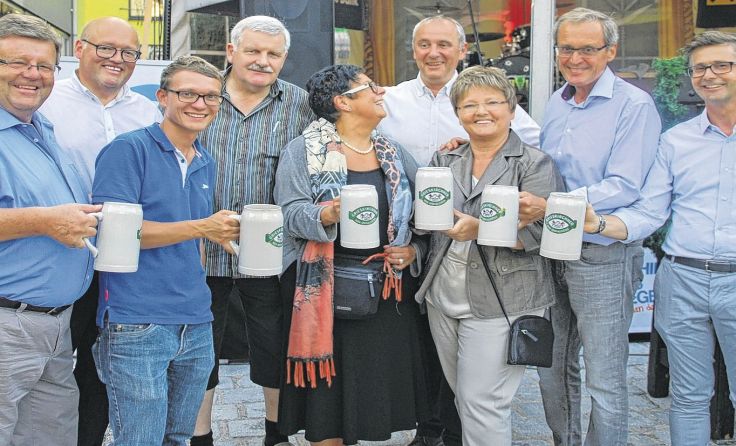 Prächtige Laune herrschte beim traditionellen Festbieranstich. Foto: Ortsmarketing