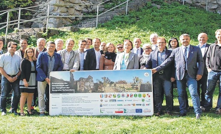Bei der Präsentation der Projektinformationstafel samt Sponsorenlogos Foto: Schaunbergfreunde