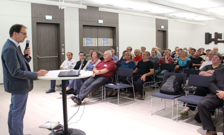 Dr. Walter Neubauer referiert vor einem interessierten Publikum über psychosomatische Erkrankungen